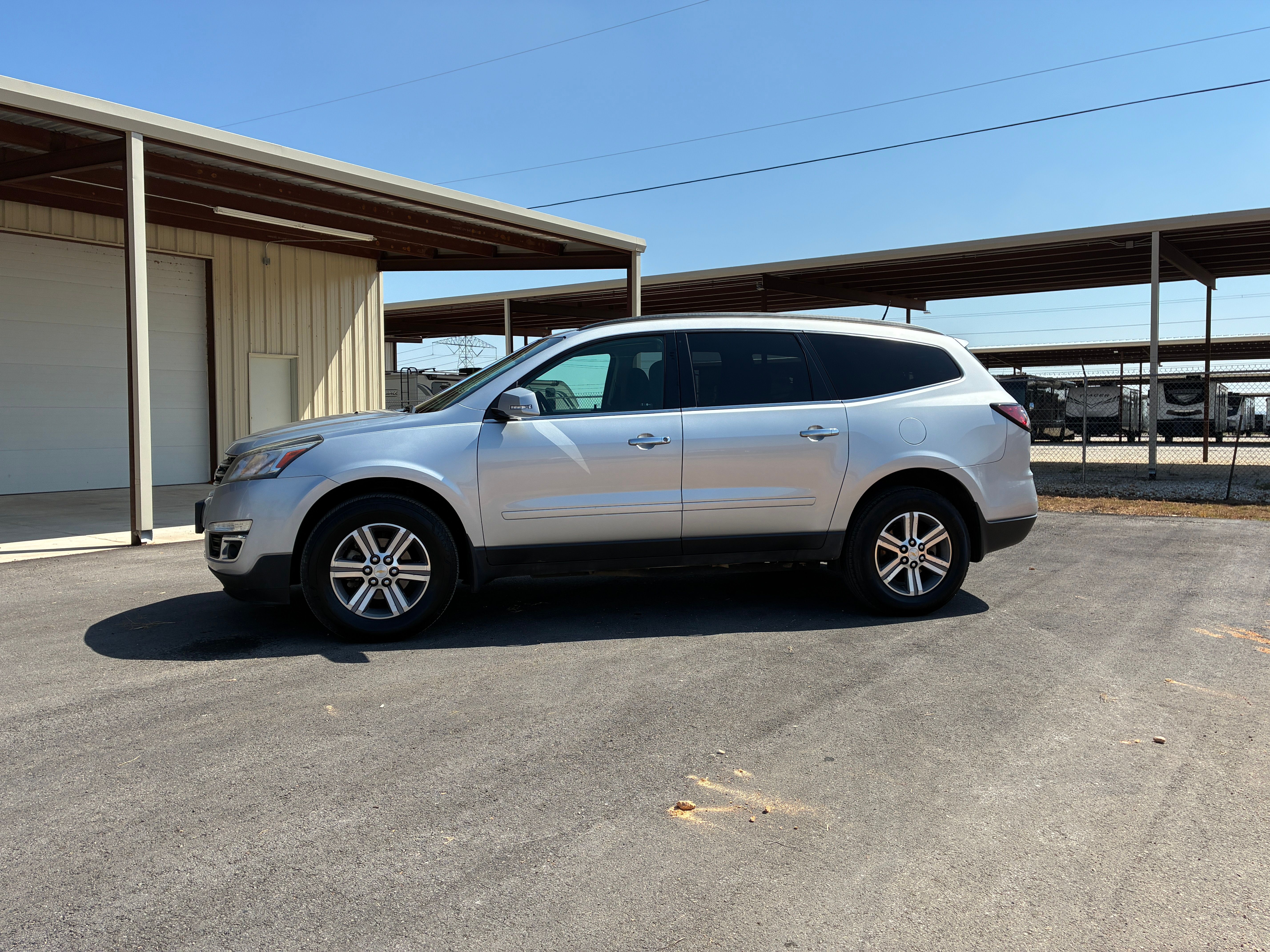 Used 2017 Chevrolet Traverse FWD LT w/ 1LT image 2