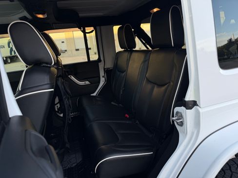 Used 2015 Jeep Wrangler 4WD Unlimited Sahara image 17