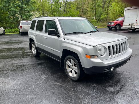 Used 2014 Jeep Patriot 4WD Latitude image 2