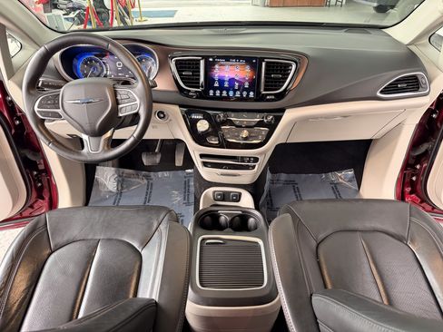 Used 2017 Chrysler Pacifica Touring-L Plus image 8