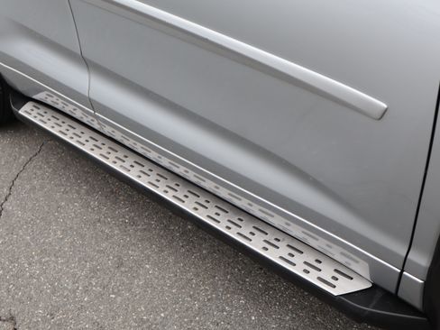 Used 2017 Toyota Highlander XLE image 11