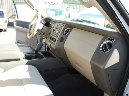 Used 2010 Ford Expedition XLT image 24
