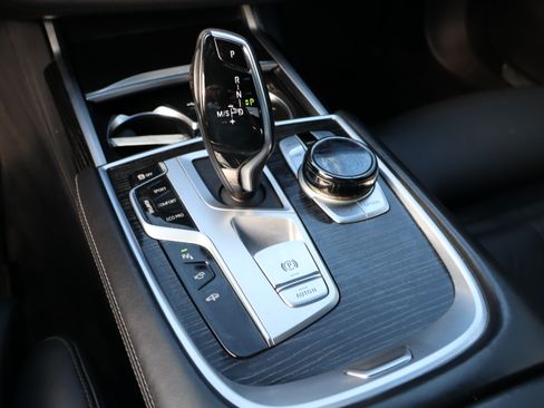 Used 2021 BMW 750i xDrive image 36