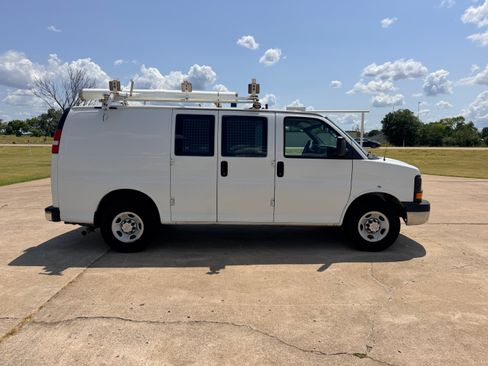 Used 2014 Chevrolet Express 2500 RWD image 4