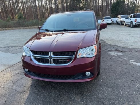 Used 2018 Dodge Grand Caravan SXT image 2
