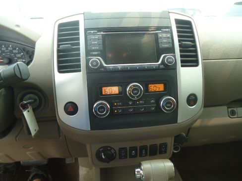 Used 2015 Nissan Frontier 4x4 Crew Cab SV image 16