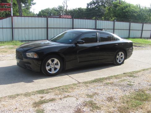 Used 2014 Dodge Charger SE RWD image 1