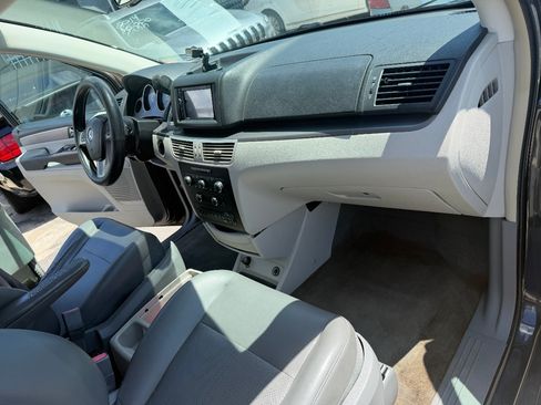 Used 2012 Volkswagen Routan SE FWD image 3