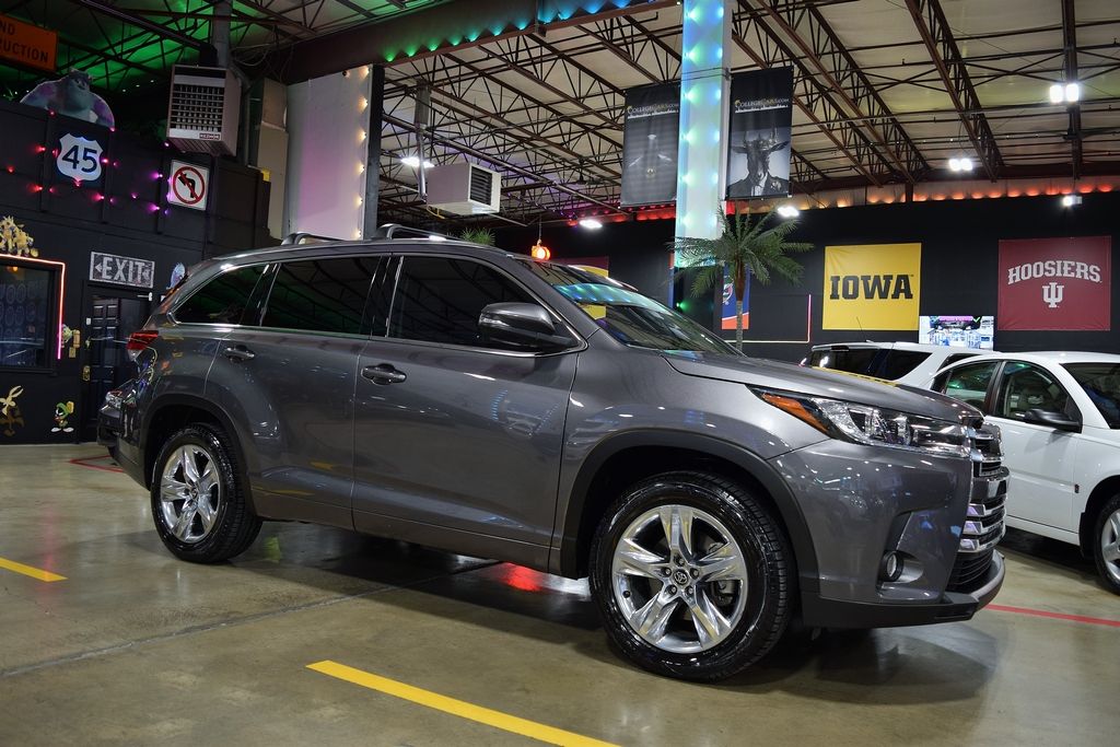 Used 2018 Toyota Highlander Limited V6 w/ 3rd Row FWD image 13