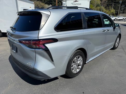 Used 2022 Toyota Sienna XLE image 5