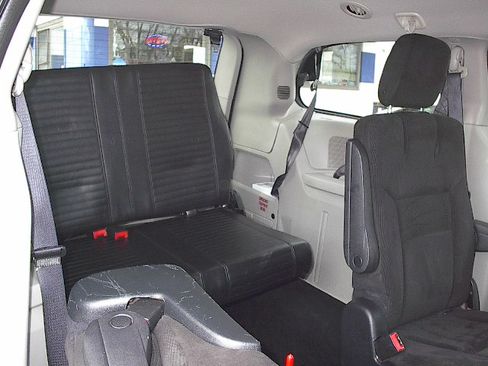 Used 2016 Dodge Grand Caravan SE image 17