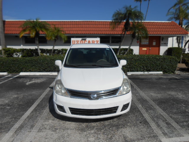 Used 2010 Nissan Versa Hatchback FWD image 9