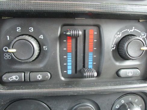 Used 2007 GMC Envoy SLE image 41