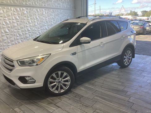 Used 2018 Ford Escape Titanium image 3