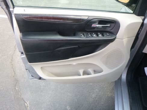 Used 2015 Dodge Grand Caravan SXT image 11