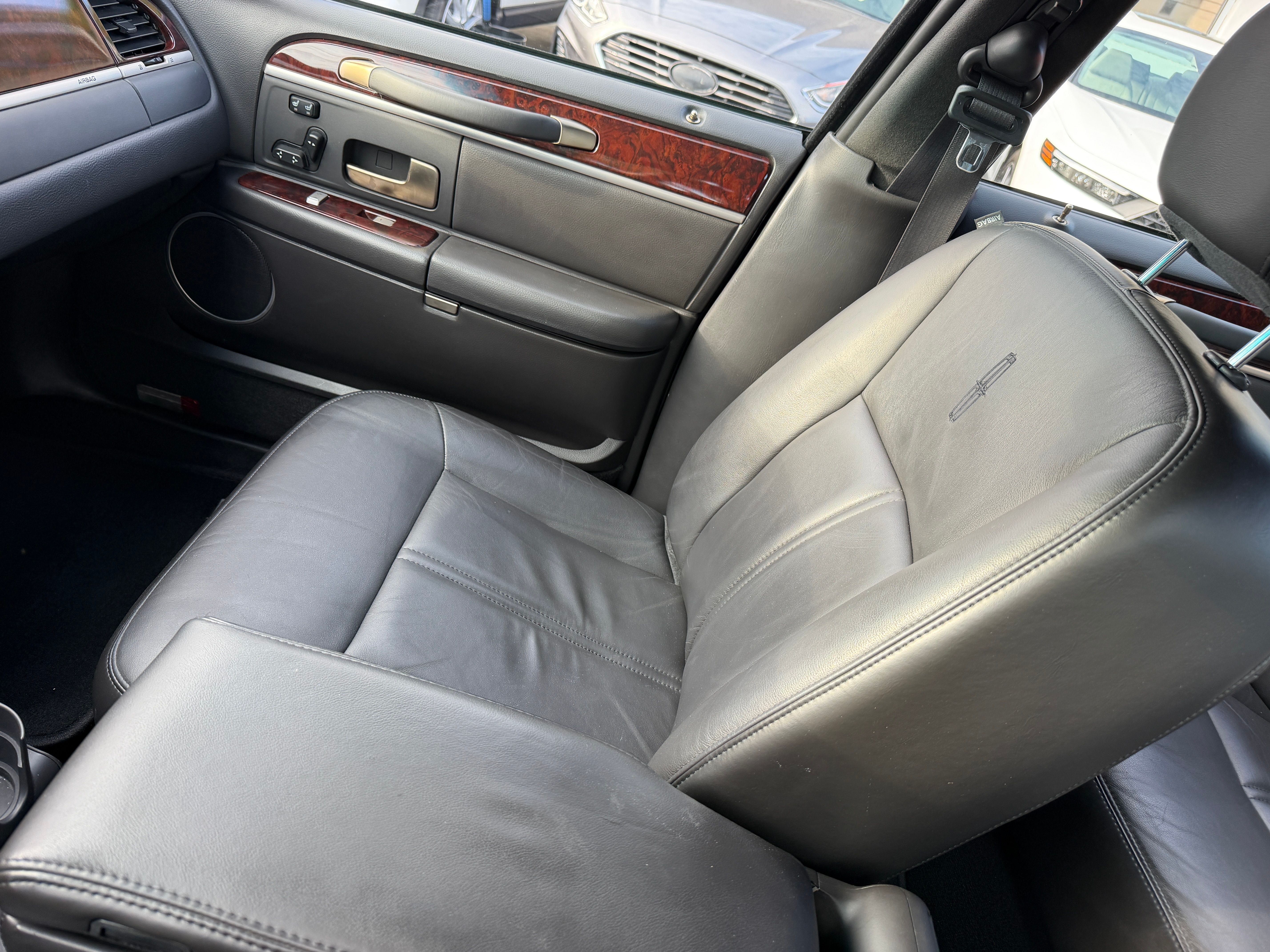 Used 2009 Lincoln Town Car Signature Limited RWD image 13