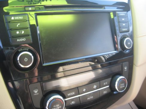 Used 2020 Nissan Rogue SV image 11