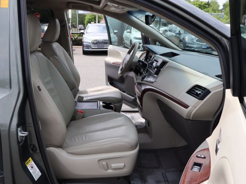 Used 2013 Toyota Sienna XLE Minivan FWD image 16