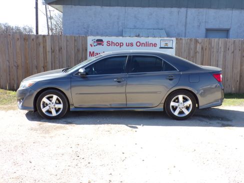 Used 2013 Toyota Camry SE image 2