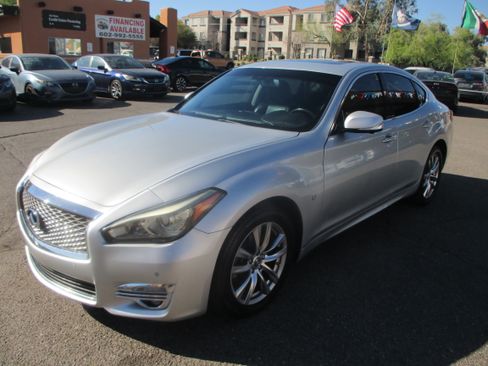 Used 2017 INFINITI Q70 Premium image 18
