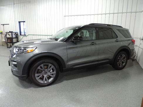 Used 2023 Ford Explorer XLT image 3