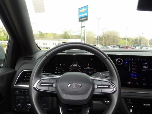 Used 2025 Chevrolet Suburban Z71 image 2