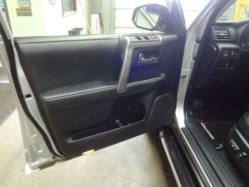 Used 2020 Toyota 4Runner SR5 Premium image 17