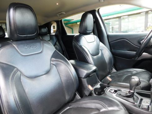 Used 2019 Jeep Cherokee Limited image 24