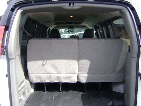 Used 2010 Chevrolet Express 3500 LS image 9