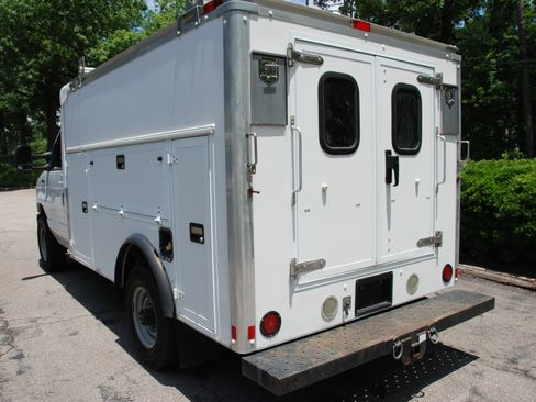 Used 2015 Ford E-350 and Econoline 350 image 2