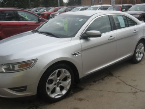 Used 2010 Ford Taurus SEL image 1