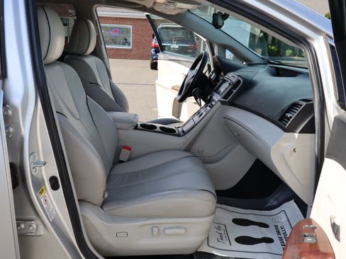 Used 2011 Toyota Venza AWD image 16