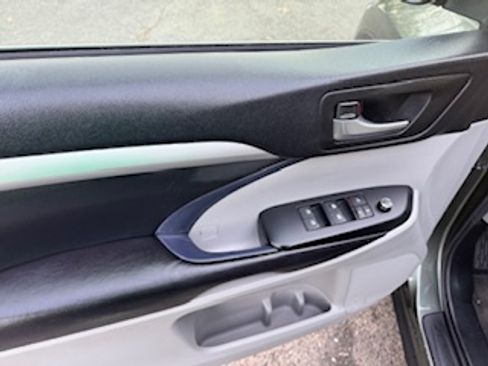 Used 2017 Toyota Highlander XLE image 7