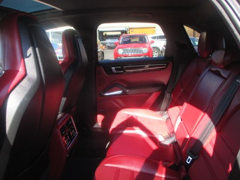 Used 2019 Porsche Cayenne Turbo image 10