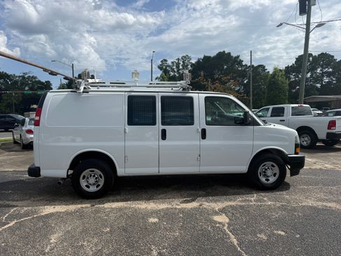 Used 2018 Chevrolet Express 2500 RWD image 6