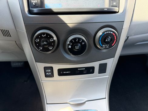 Used 2013 Toyota Corolla LE image 9