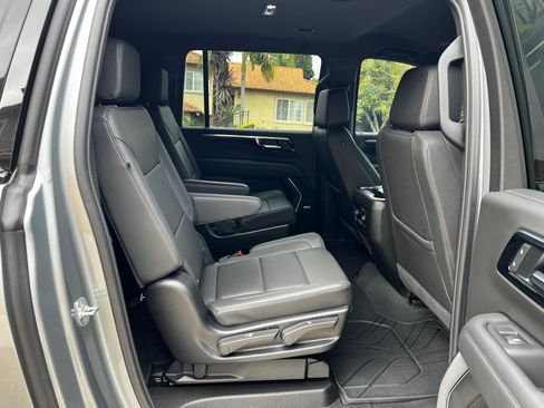 Used 2025 Chevrolet Suburban 4WD Z71 image 23