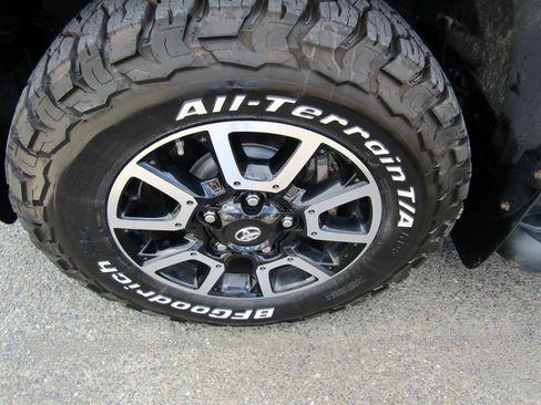 Used 2019 Toyota Tundra 4x4 CrewMax Limited image 8