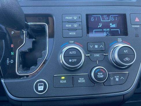 Used 2015 Toyota Sienna SE image 26