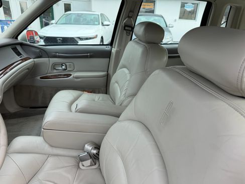 Used 1997 Lincoln Town Car Signature RWD image 6