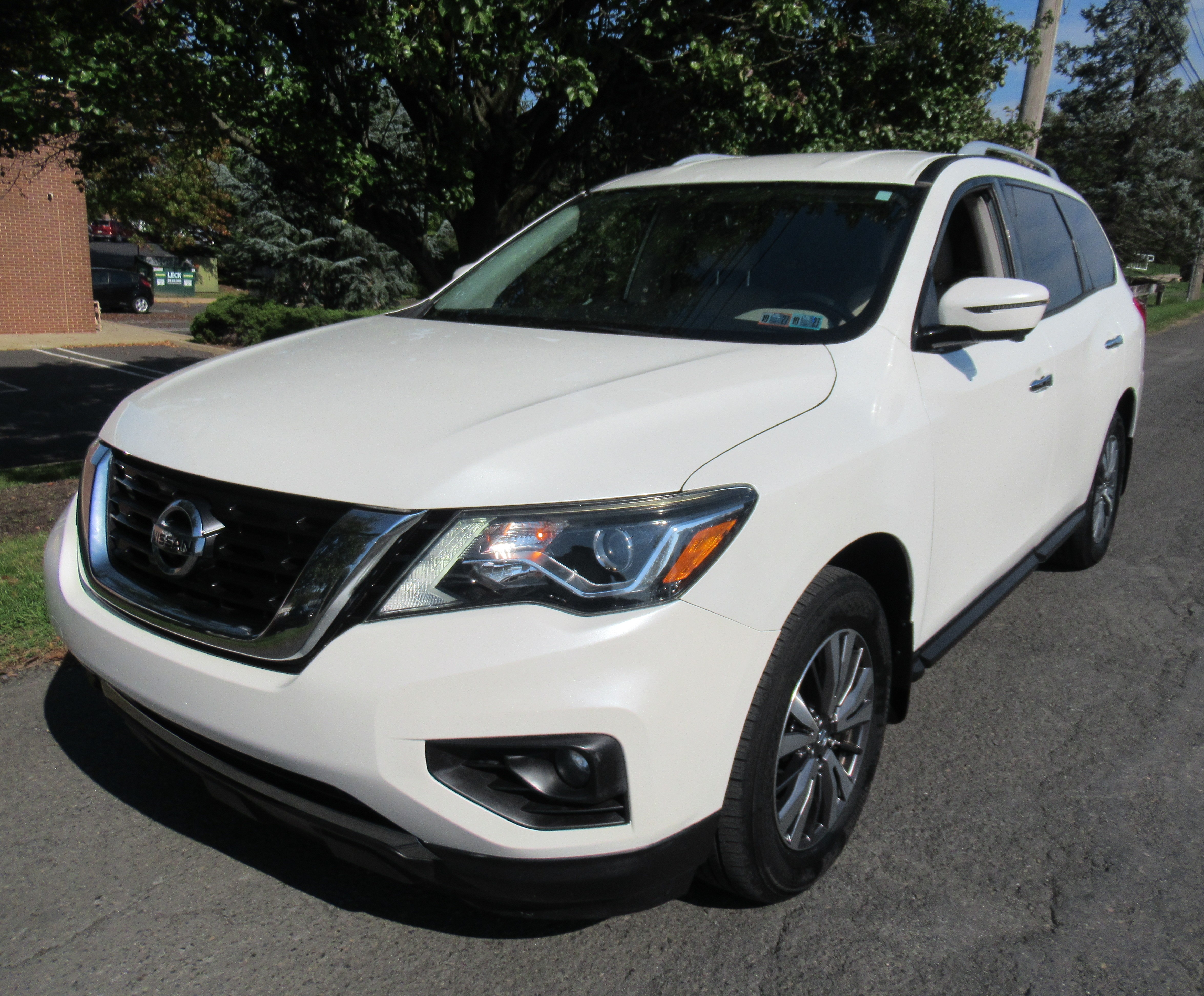 Used 2018 Nissan Pathfinder 4WD SL image 1