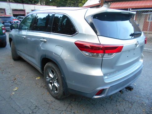 Used 2019 Toyota Highlander AWD V6 image 3