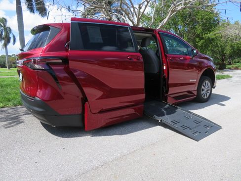 Used 2026 Toyota Sienna LE FWD image 22