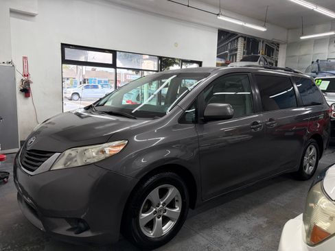 Used 2012 Toyota Sienna LE FWD image 2