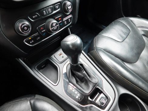 Used 2019 Jeep Cherokee Limited image 20