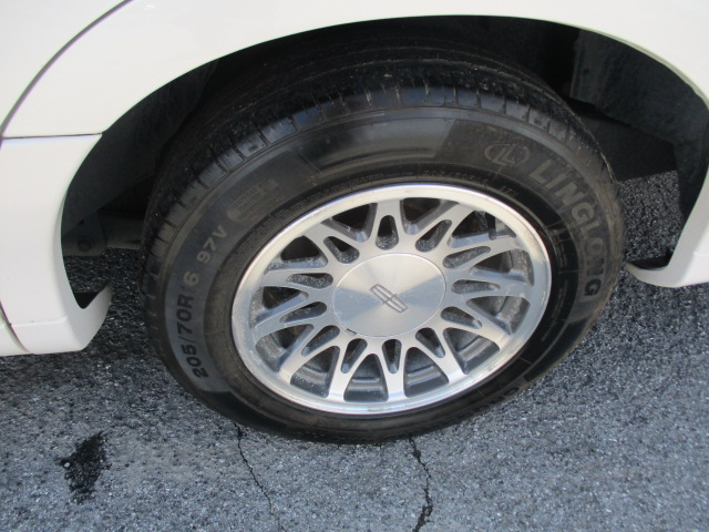 Used 2000 Lincoln Town Car Signature RWD image 9