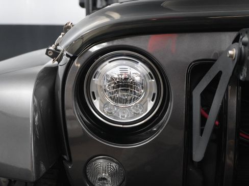 Used 2018 Jeep Wrangler Unlimited Sahara image 10