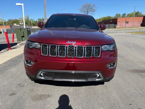 Used 2019 Jeep Grand Cherokee Laredo image 2