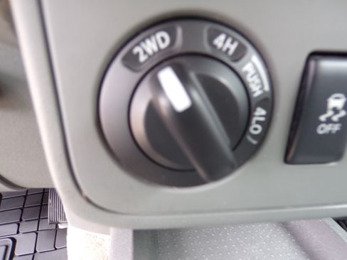 Used 2018 Nissan Frontier SV image 11