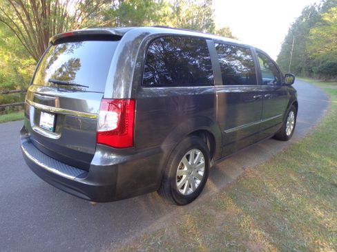 Used 2016 Chrysler Town & Country Touring image 4